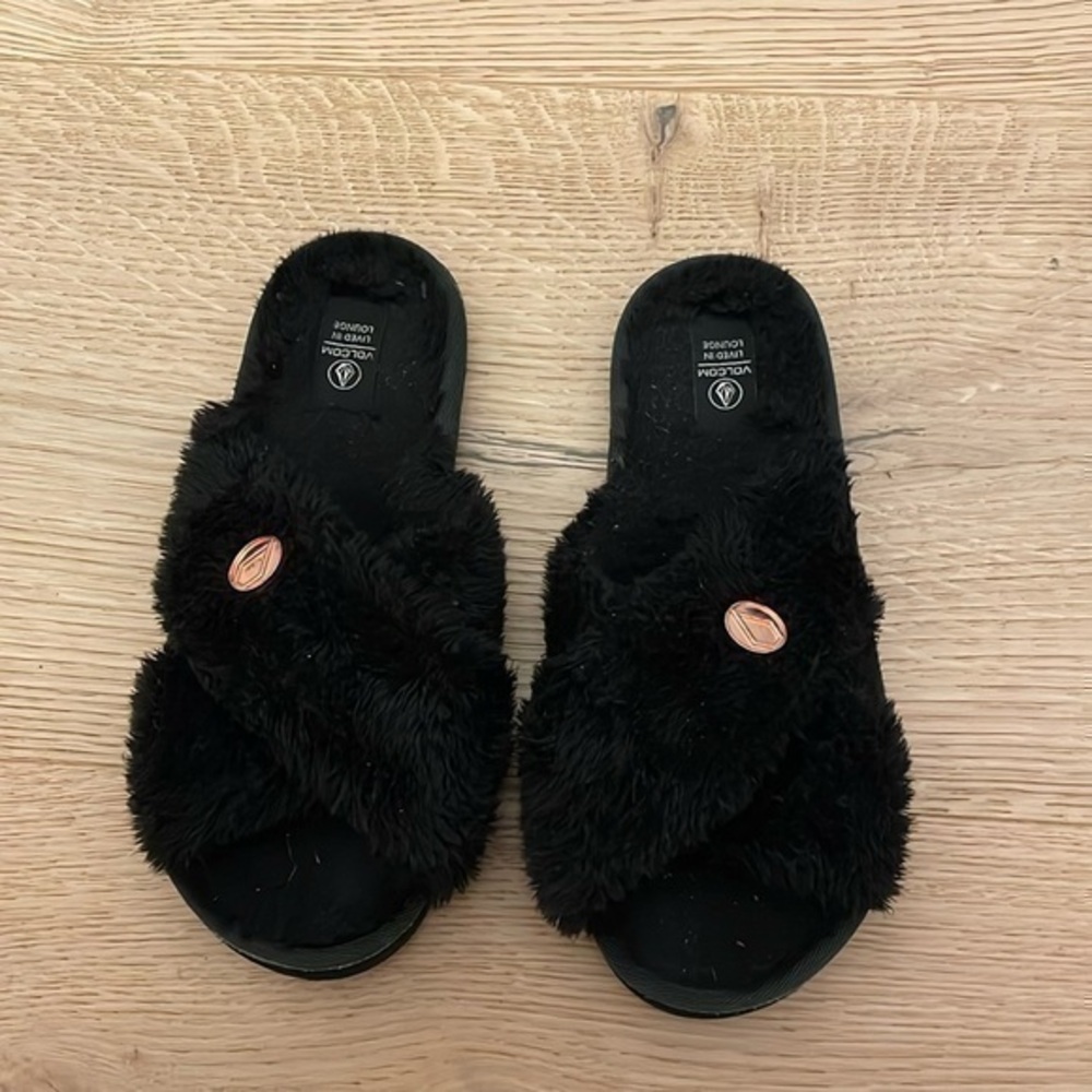 Volcom Black Fuzzy Slippers Women’s 6 Cozy Plush House Slides